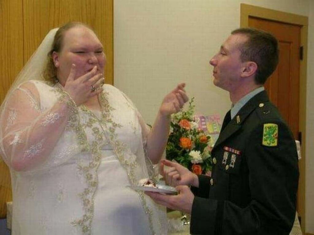 Над этой свадебной парой смеялись в сети 