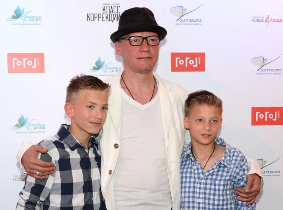 akter aleksej serebryakov s synovyami na premernom pokaze filma