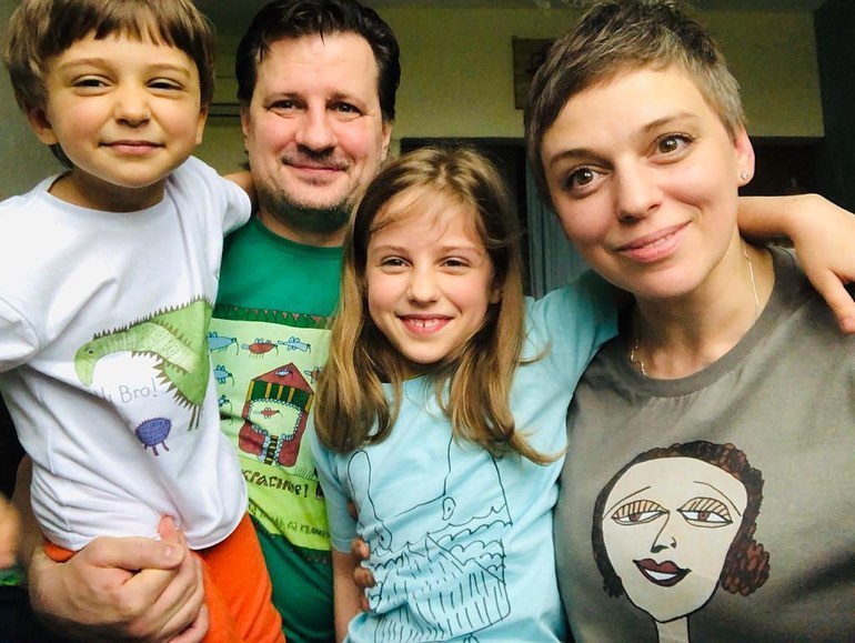 Александр Гришин и Нелли Уварова с детьми
